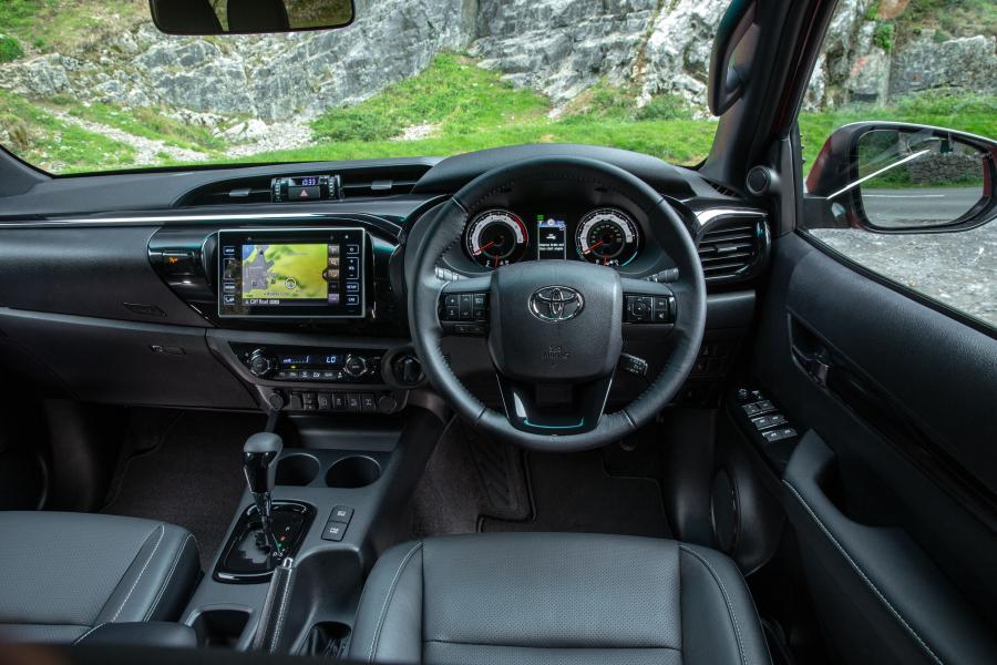 Торпедо Toyota Hilux Invincible X Double Cab 2018 года  (UK) (фото 39 из 40)
